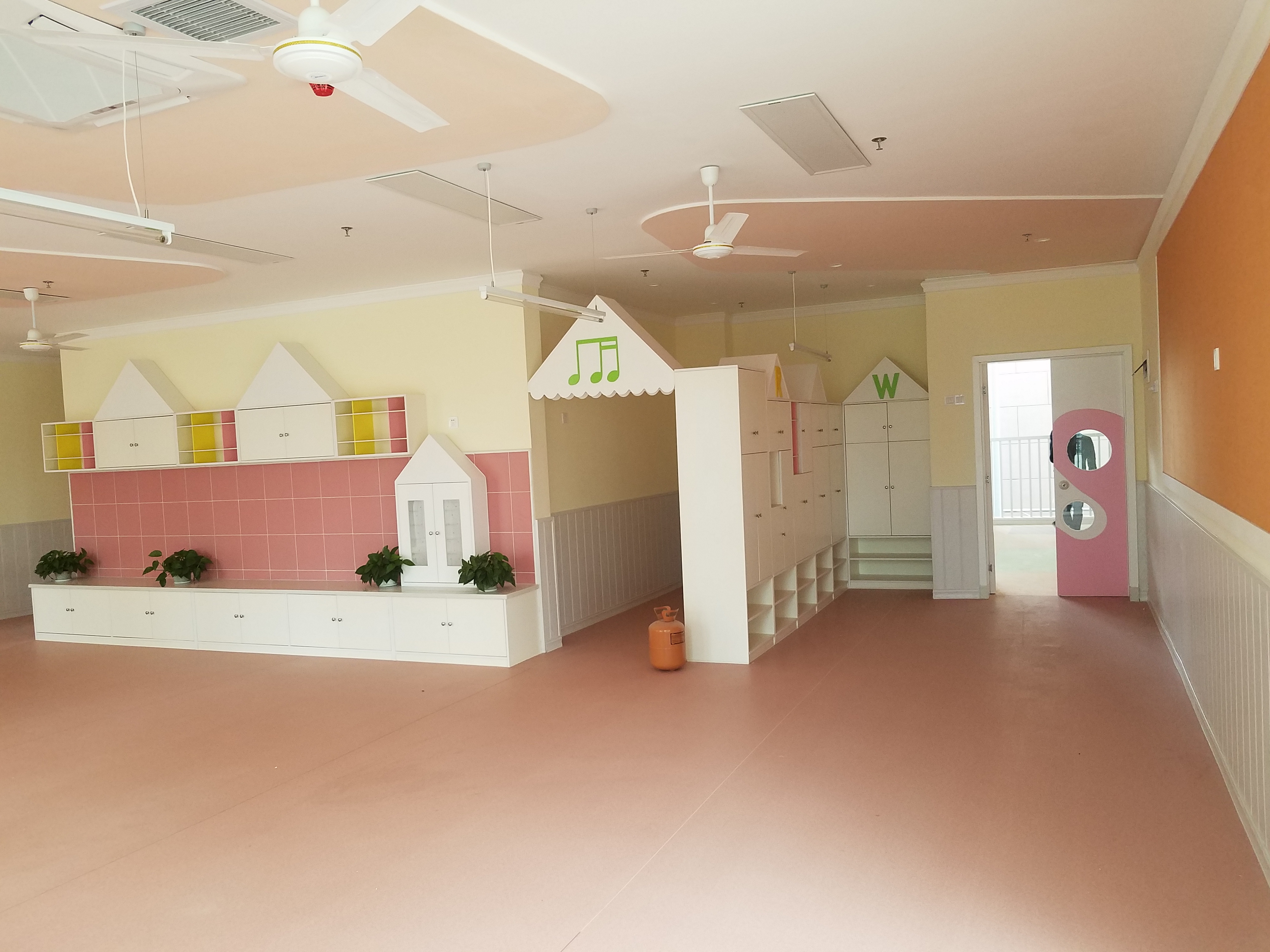 幼兒園pvc塑膠地板成為了當前大多數(shù)幼兒園的首選【騰方PVC地板】