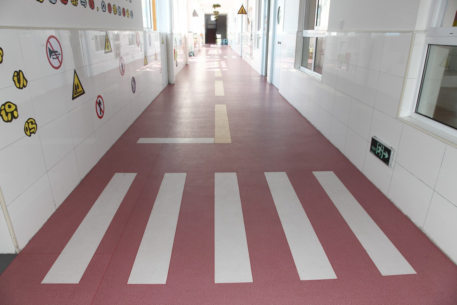 為什么幼兒園用地膠可以保護(hù)兒童的身體健康？【騰方PVC地板】