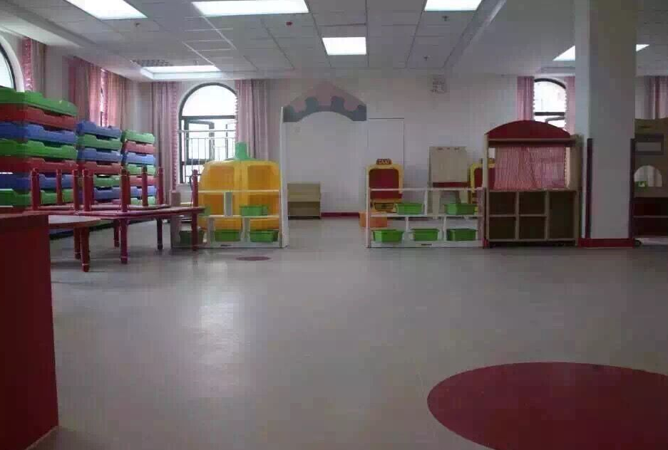 幼兒園地膠墊價格有什么優(yōu)勢？【騰方PVC地板】
